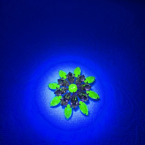 VINTAGE Green Vaseline Uranium Glass Rhinestone Layered Brooch Glow Flower Pin - Picture 2 of 8